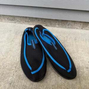Men's Black and Blue Water Shoes, Size 9 — Lightweight Aqua Socks for Beach & Po